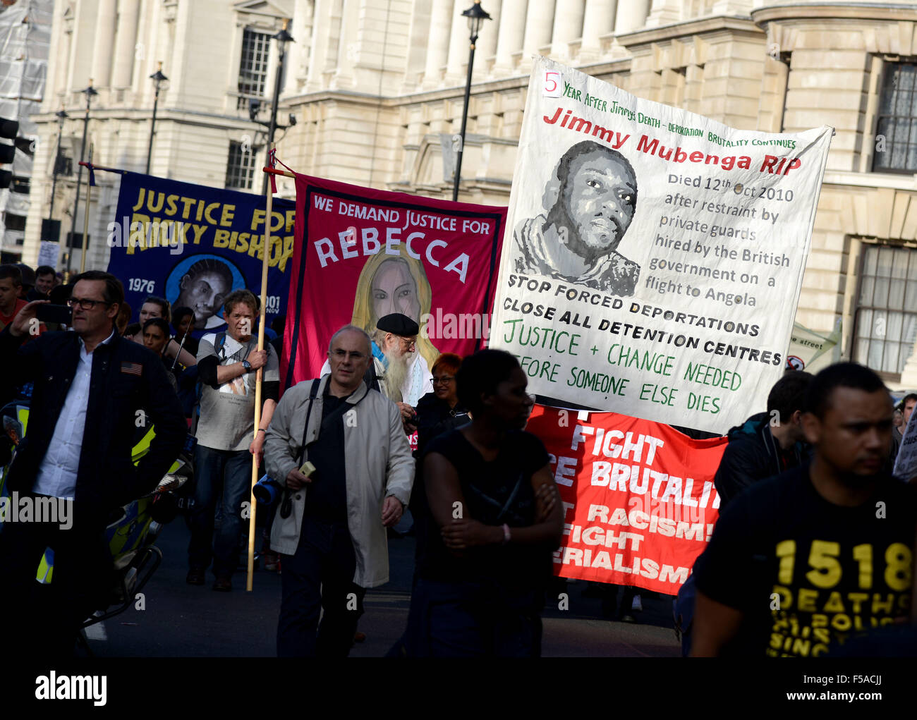 Campagne des familles et amis, plus d'un décès en garde à vue, de protestation à Downing Street, montrant Jimmy Mubenga, Rebecca et Ricky évêque bannières, Londres, Angleterre, Royaume-Uni Banque D'Images