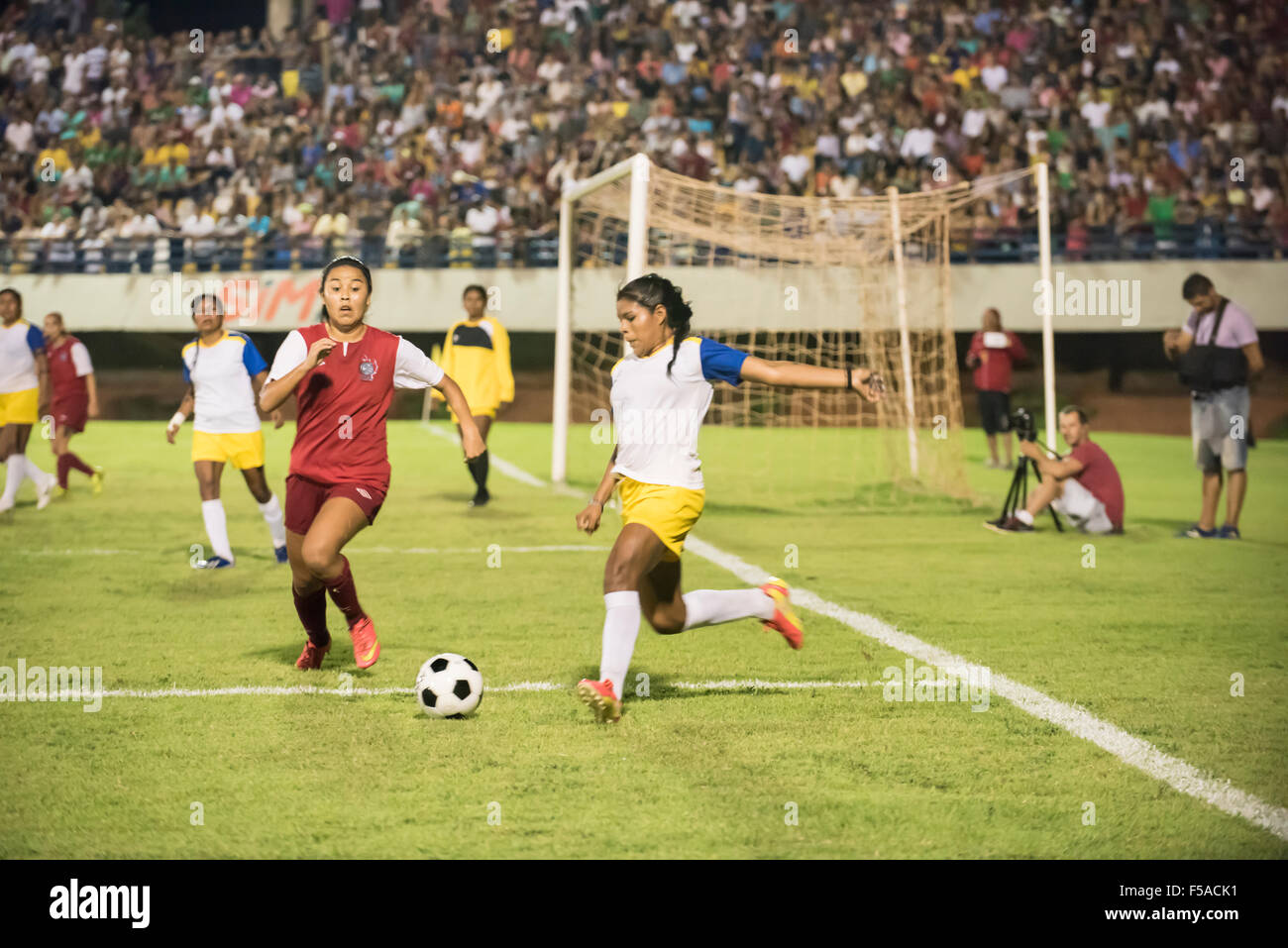 Palmas, Brésil. 30 octobre, 2015. Deux femmes se disputent la balle pendant la finale de la féminine de football, entre le local et la tribu Xerente Native American équipe de l'USA au Jeux autochtones de l'International dans la ville de Palmas, Tocantins, Brésil l'État. La France a gagné sur un penalty shoot-out après un match 0-0. Credit : Sue Cunningham/Photographique Alamy Live News Banque D'Images