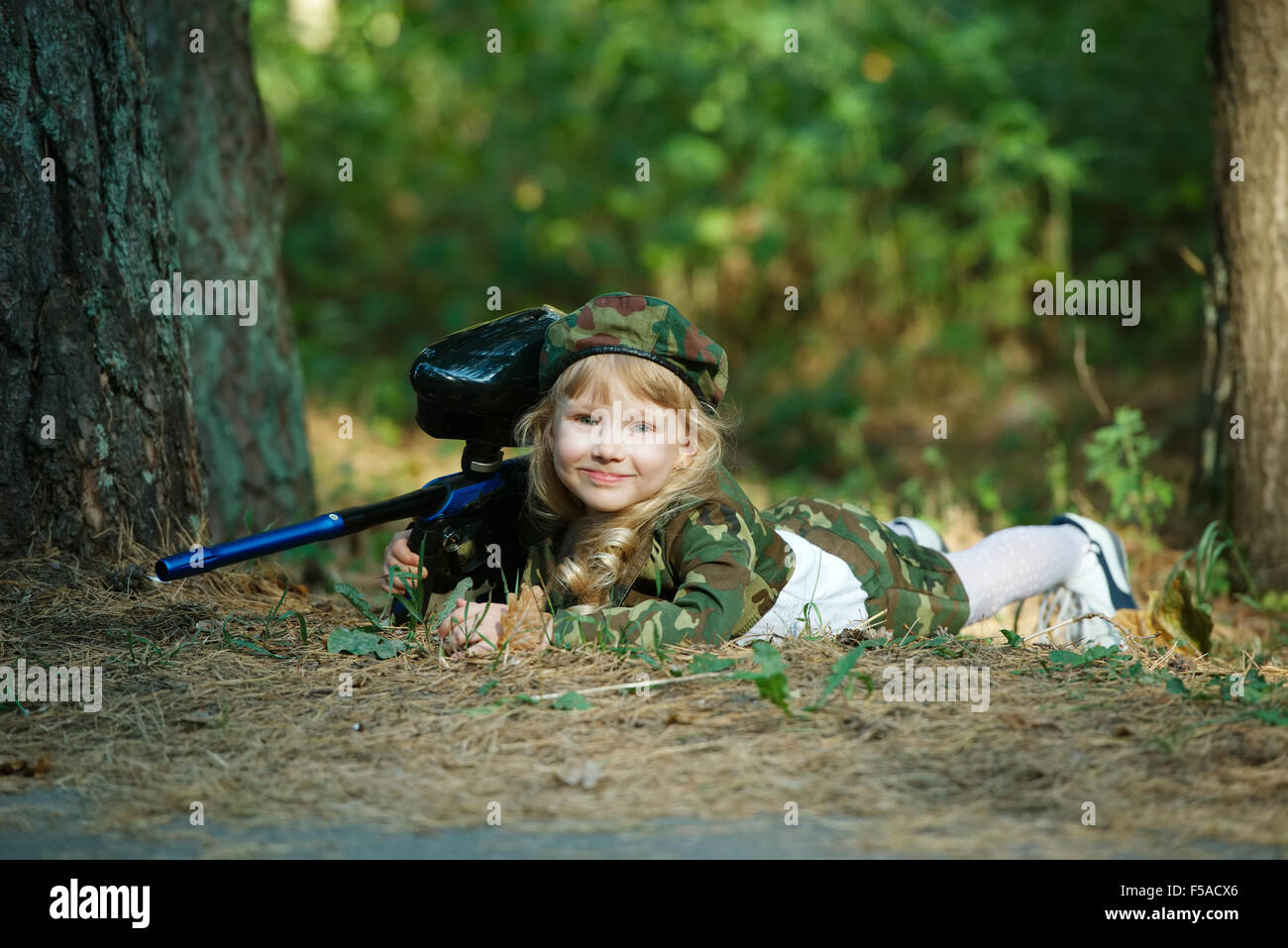 Photo de petite fille avec carabine Banque D'Images