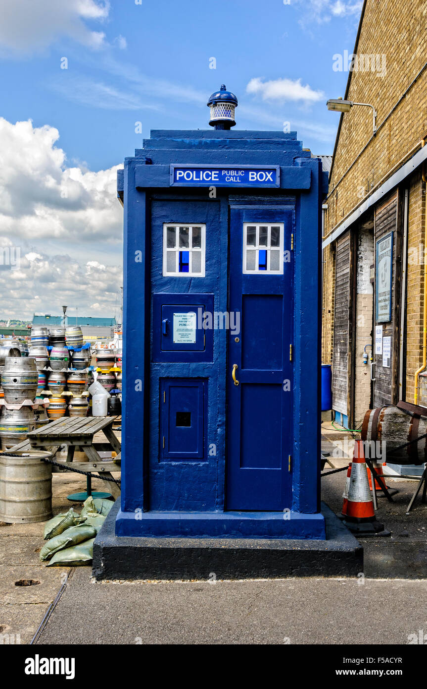 Une ancienne police rectangulaire bleue fort debout devant le musée de la police de Kent à Cran-gevrier Banque D'Images