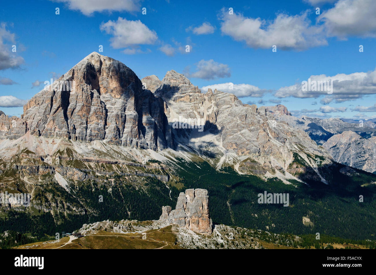 Les belles Alpes, prises à partir de la cabane au-dessus de Passo Falzarego Nuvolau, Italie Banque D'Images