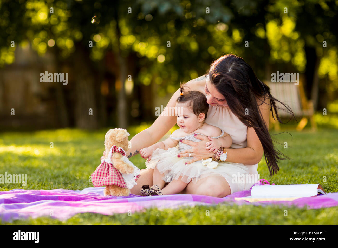 Mère et bébé dans le parc d'été Banque D'Images