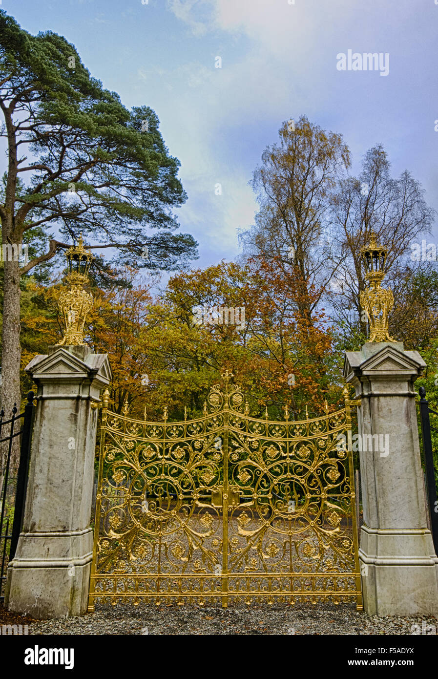 Porte d'or à Benmore Botanic Gardens Banque D'Images