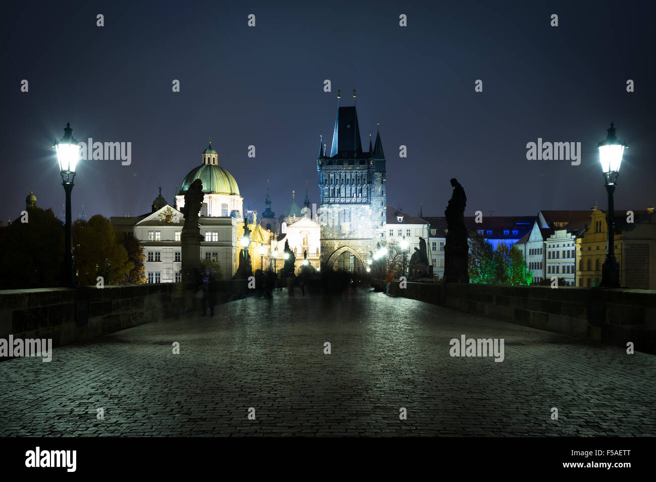 Le Pont Charles, la nuit, à Prague, en République tchèque. Banque D'Images