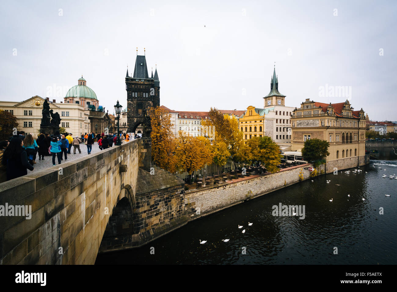 Le Pont Charles et les bâtiments le long de la Vltava, à Prague, en République tchèque. Banque D'Images