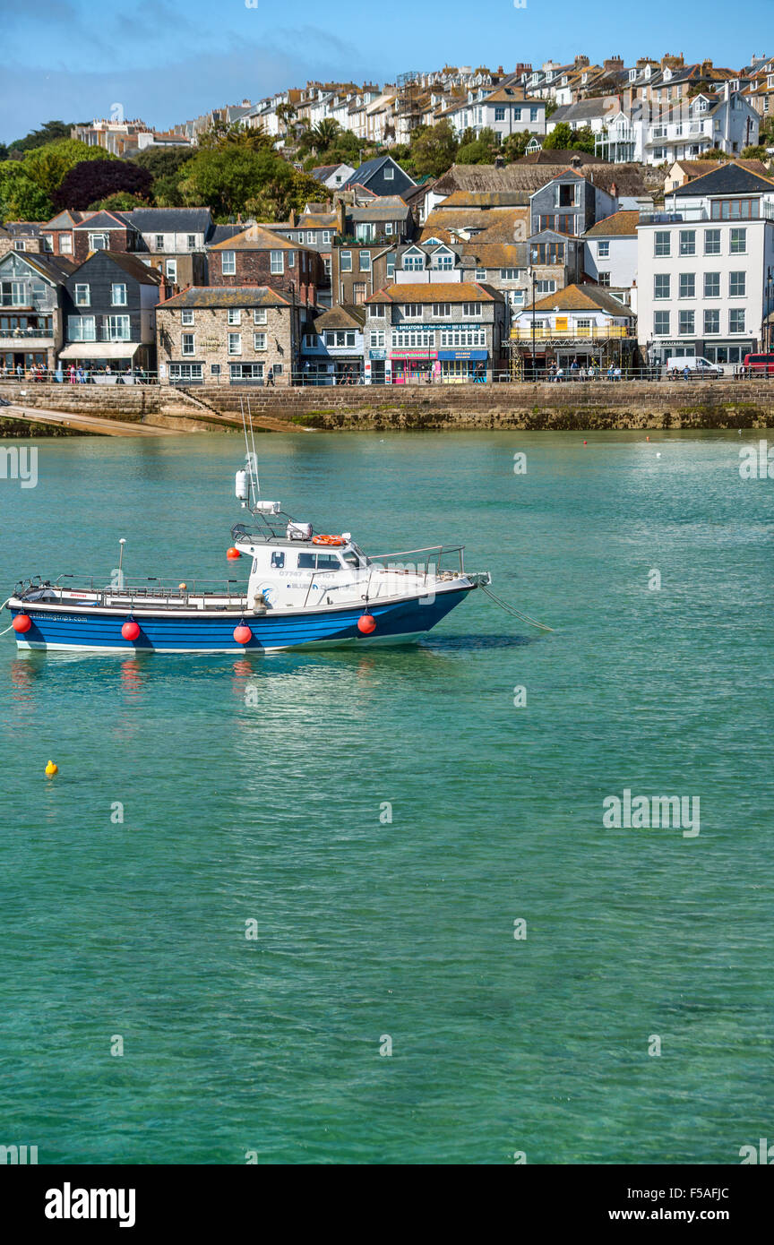Bateau de pêche dans le port de pêche de St Ives, vu de Smeaton's Pier, Cornwall, England, UK Banque D'Images