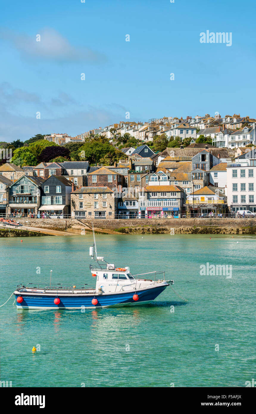Bateau de pêche dans le port de pêche de St Ives, vu de Smeaton's Pier, Cornwall, England, UK Banque D'Images