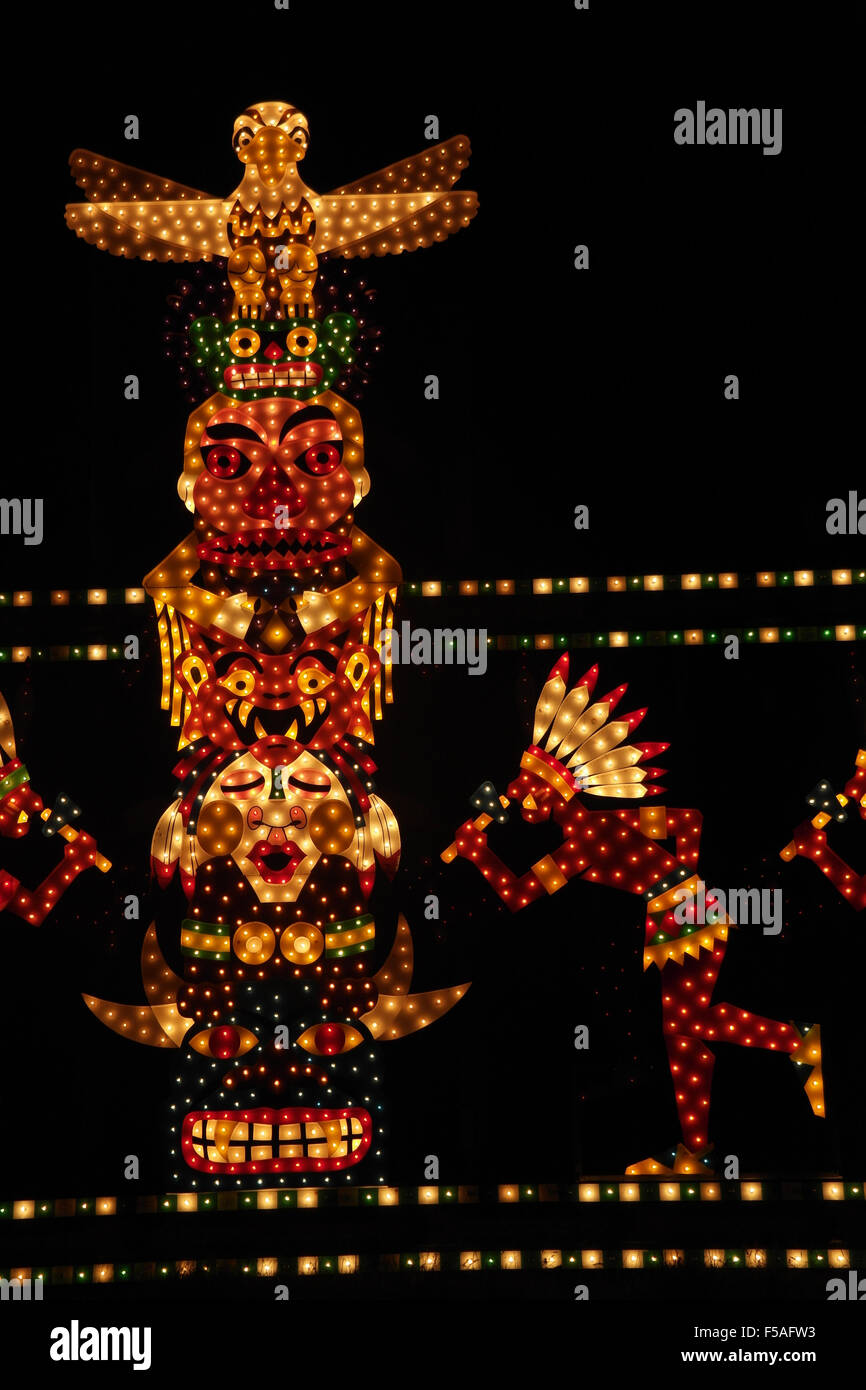 Portrait de nuit American Indian, holding tomahawk, danser à côté de totem-pole, Totem-Tastic Tableau, Blackpool Illuminations Banque D'Images