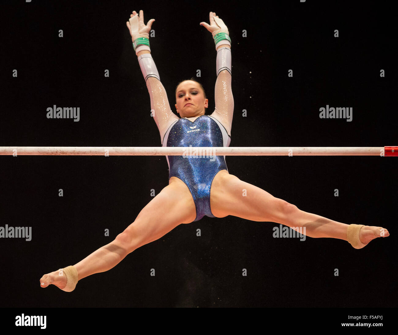 Glasgow, Ecosse. 31 octobre, 2015. FIG Championnats du monde de gymnastique artistique. Jour 9. Sophie SCHEDER (GER) au cours de ses barres asymétriques dans la finale individuelle. Credit : Action Plus Sport/Alamy Live News Banque D'Images