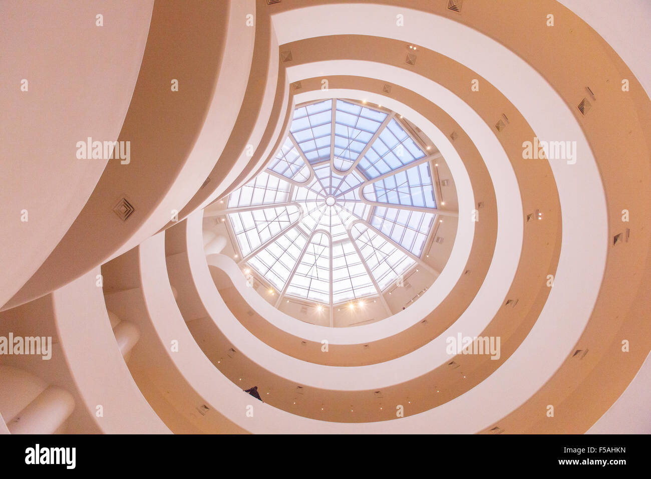 Le Musée Guggenheim de New York City, États-Unis d'Amérique. Conçu par Frank Lloyd Wright. Banque D'Images