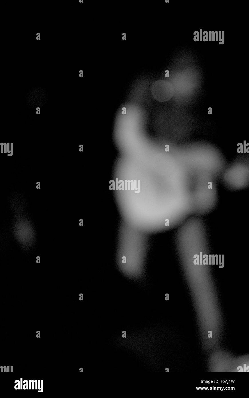 L'homme avec la guitare à concert live out of focus Banque D'Images