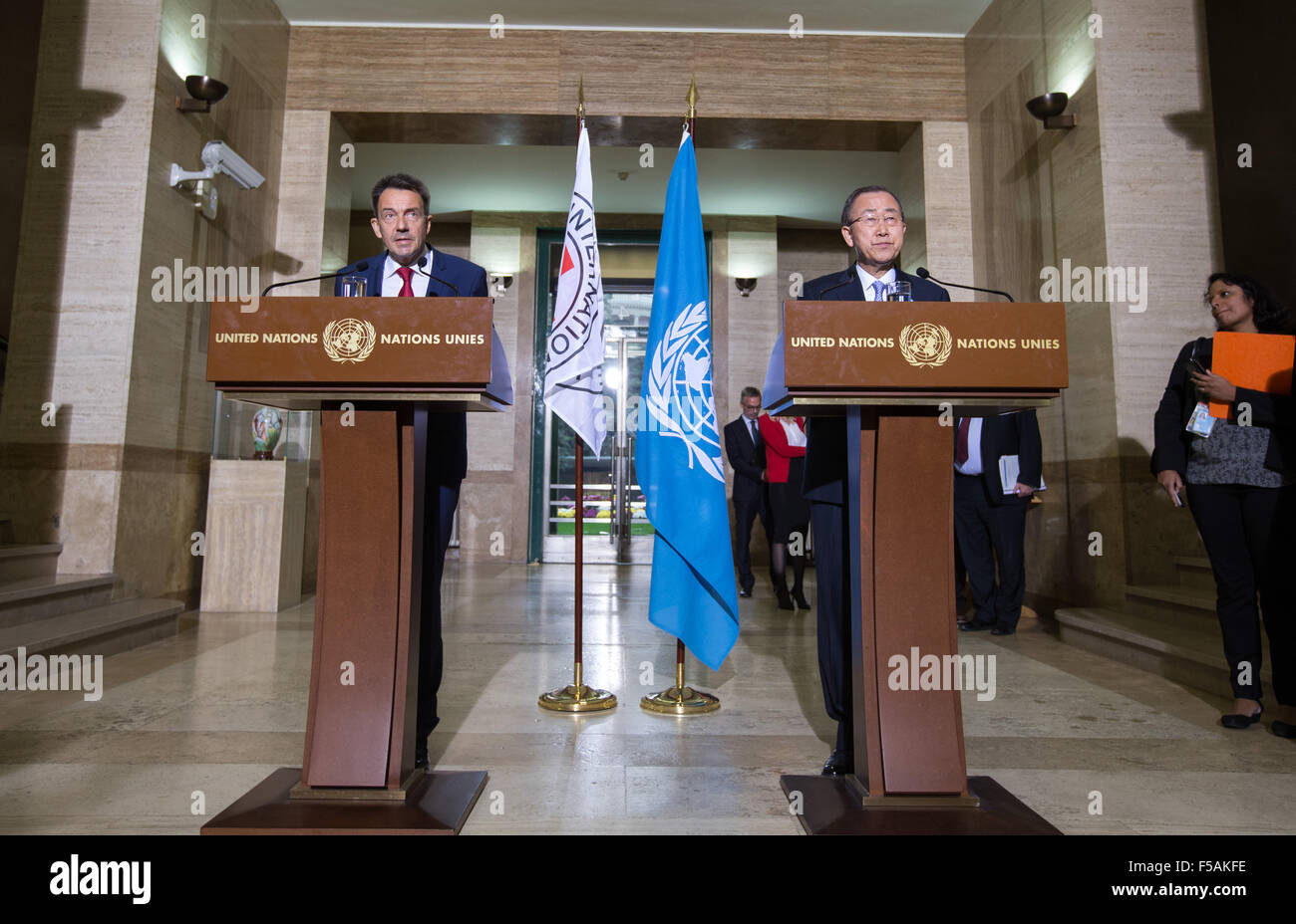 Genève, Suisse. 31 octobre, 2015. Le Secrétaire Général des Nations Unies Ban Ki-moon (R) et Peter Maurer, président du Comité international de la Croix-Rouge (CICR), assister à une conférence de presse après une réunion bilatérale sur les crises humanitaires au siège européen des Nations Unies à Genève, Suisse, le 31 octobre 2015. Ban Ki-moon, et Peter Maurer a averti samedi que les civils dans le monde sont de plus en plus de devenir les victimes d'un mépris systématique du droit international humanitaire. © Xu Jinquan/Xinhua/Alamy Live News Banque D'Images