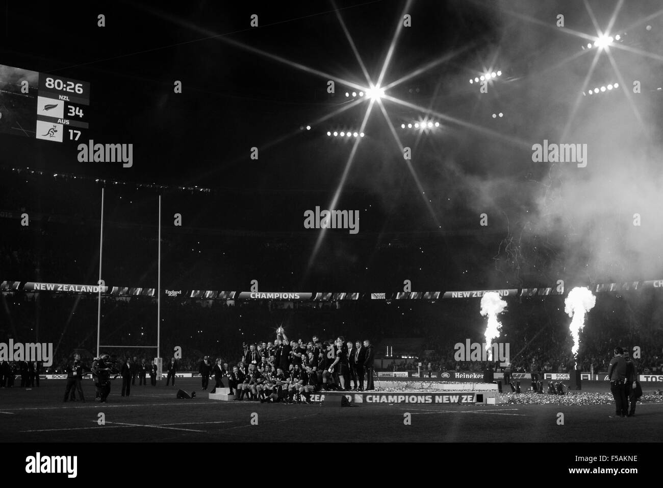 Twickenham, London, UK. 31 octobre, 2015. Finale de la Coupe du Monde de Rugby. La NOUVELLE ZELANDE et l'Australie. Les joueurs néo-zélandais savourez la levée de l'Action Crédit : trophée gagnants Plus Sport/Alamy Live News Banque D'Images