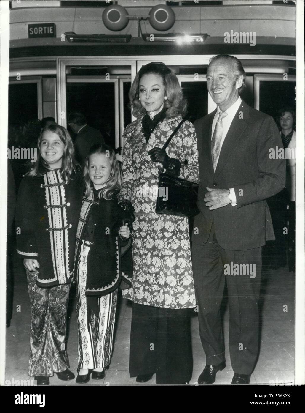 1968 - Presse à Pantalons Combinaisons pour l'Niven Mesdames : en arrivant  à Nice pour assister à l'International Horse Show. L'Niven mesdames chaque  porter un autre type de pantalon. Photo montre Fiona