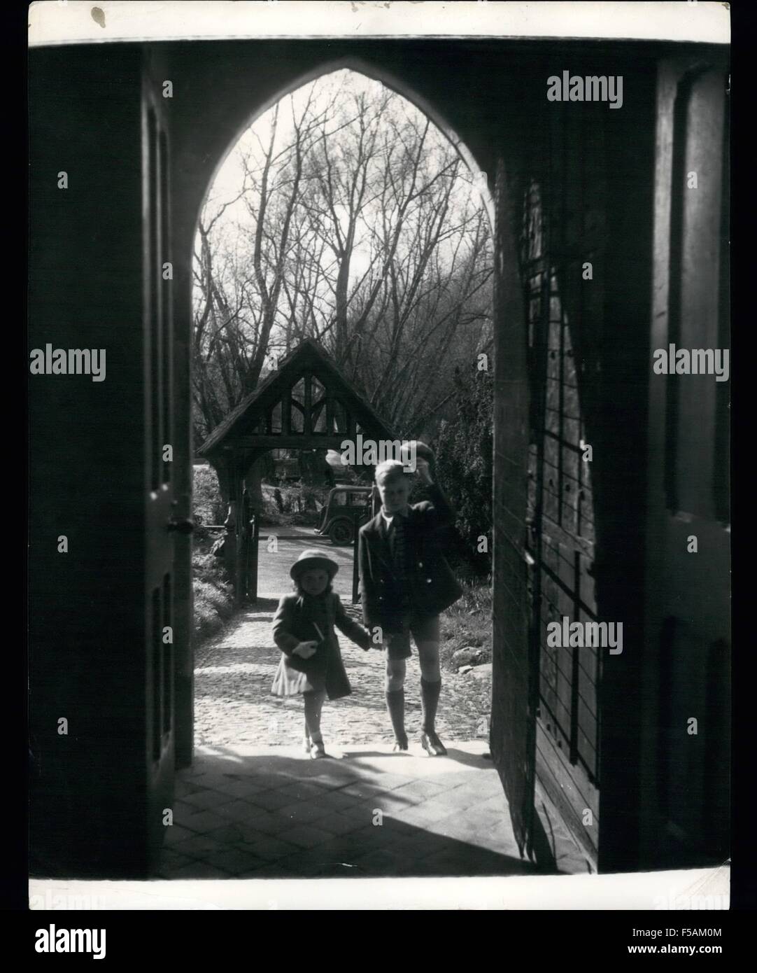 1968 - Les enfants ont leurs propres services d'église : Deux petits Late-Comers entre le porche de l'église paroissiale, Saint Paul's Cray. Susan Booth et Bernard Lee arrive à l'église pour trouver les services pour les enfants, par des enfants, vient de commencer. Gentleman-comme Bernard enlève son capuchon et Susan griffes sa main et tient son livre de prières. Le Curé prend un siège arrière alors que ces enfants effectuent leurs propres services à l'église le dimanche : Dimanche après-midi donne un bref répit pour le disque-travaillé un curé de l'église paroissiale, Saint Paul's Cray (Kent). Entre ses multiples services du matin et du soir, anciennement Banque D'Images