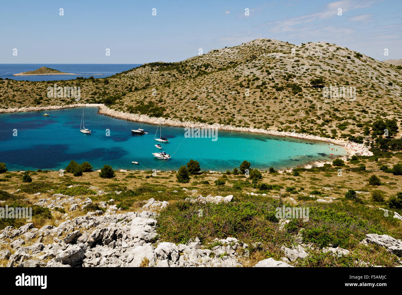 Lojena bay et plage sur l'île de l'archipel des Kornati, Levrnaka, Dalmatie, Croatie Banque D'Images