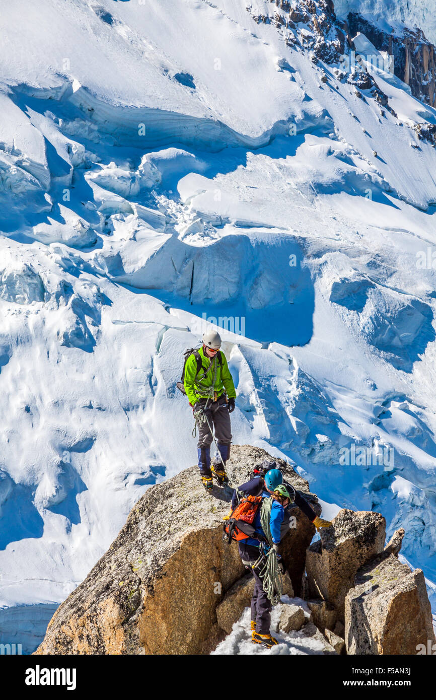 Grimper au sommet de la montagne Banque de photographies et d’images à ...