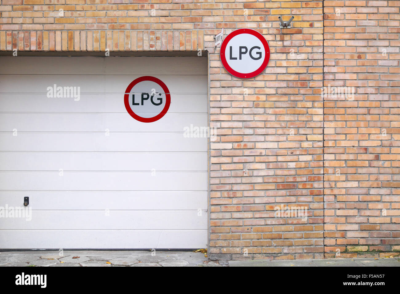 Inscrivez-GPL Gaz de pétrole liquide signe sur le mur d'une maison et le garage intérieur Banque D'Images