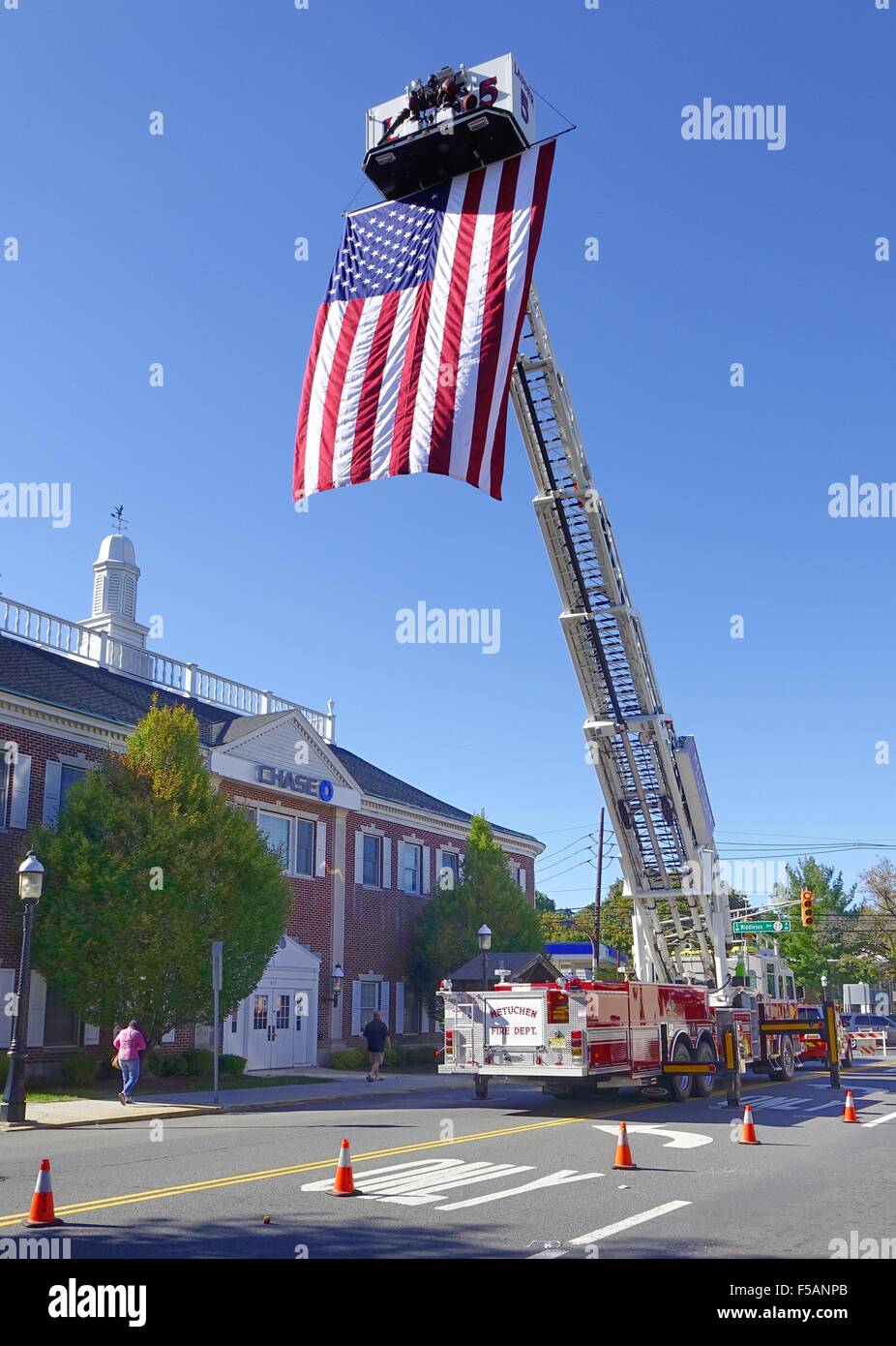 Un grand drapeau américain suspendu à une échelle à coulisse d'un camion d'incendie au Thousand Oaks Country Fair, 2015 Banque D'Images