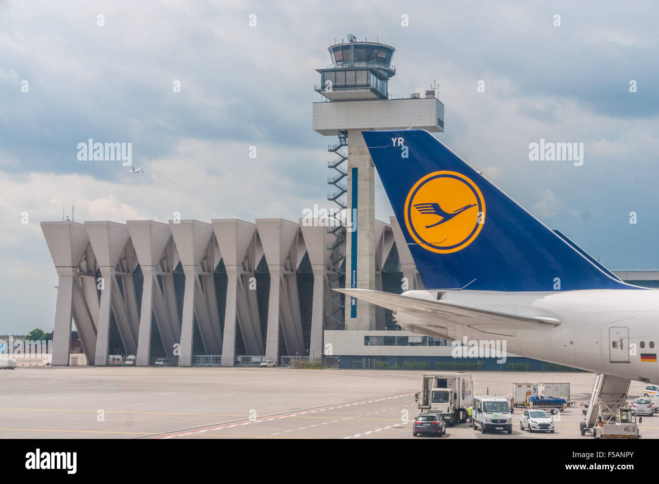 Francfort, Allemagne. 'Un avion de Lufthansa' en face de la tour de contrôle de l'aéroport. Banque D'Images