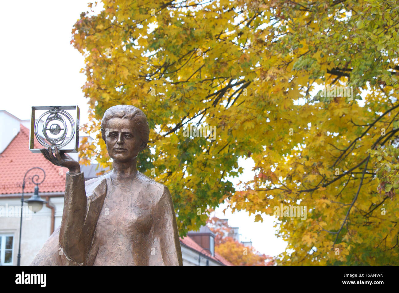 Pologne Varsovie scientifique polonais, statue de Marie Sklodowska Curie tenant un modèle d'un atome de polonium par artiste Bronislaw Krzysztof Banque D'Images