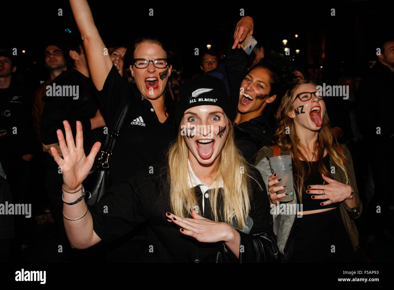 Londres, Royaume-Uni. 31 octobre 2015. Nouvelle Zélande fans au Trafalgar Square Fanzone célébrer comme les Blacks gagner la Coupe du Monde de Rugby 2015. Credit : Elsie Kibue / Alamy Live News Banque D'Images