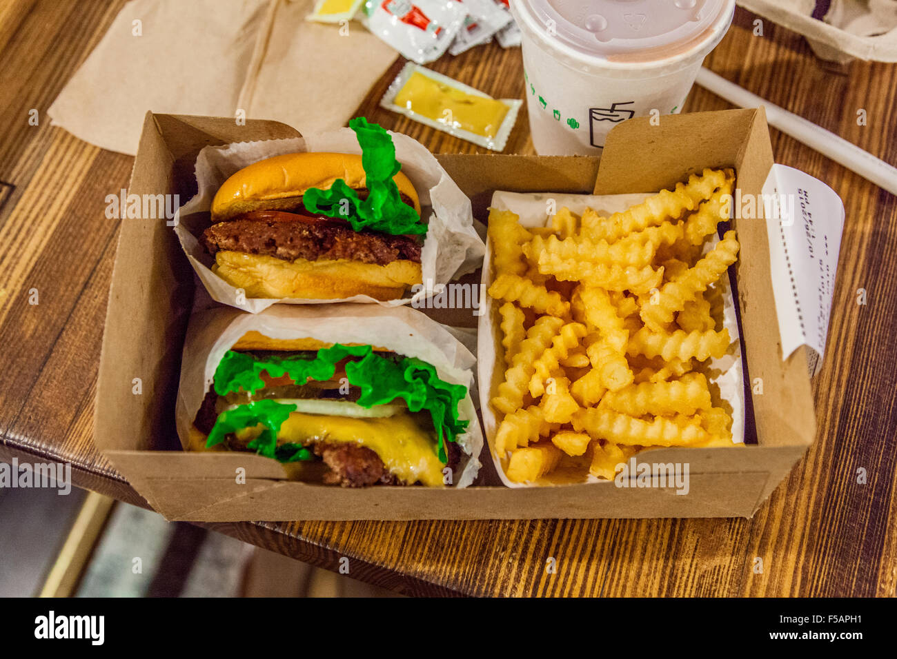 Les hamburgers et les frites de shake shack, Grand Central Station,  Manhattan, New York City, États-Unis d'Amérique Photo Stock - Alamy