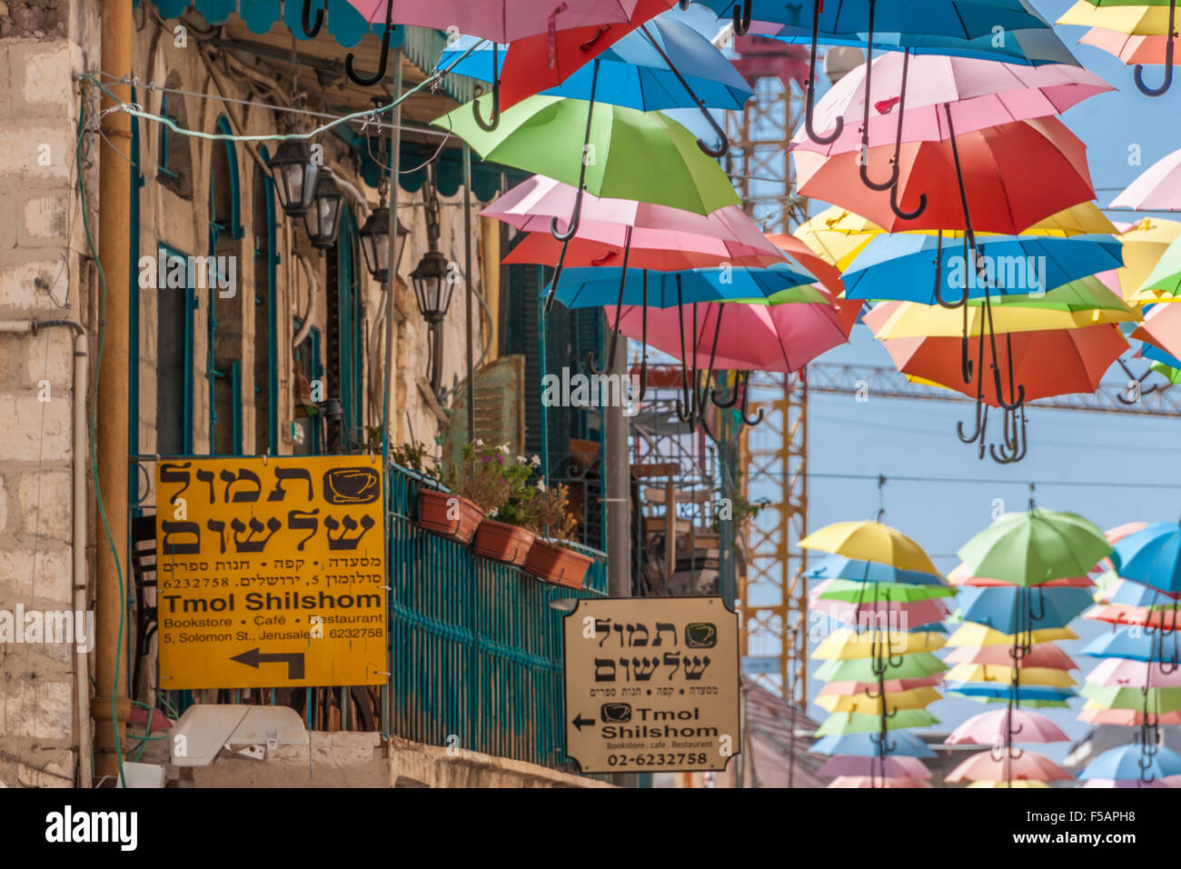 Israël. À l'enseignes-parapluie couverts 'Nachalat Shiv'ah' street dans le  centre-ville de Jérusalem,une partie de la ville, projet d'art de rue Photo  Stock - Alamy