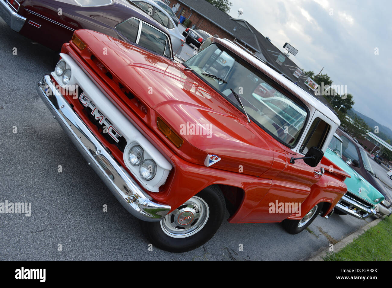 Un bâtiment restauré 1960 GMC Pickup. Banque D'Images