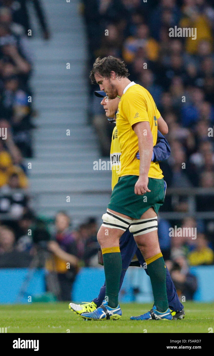 Twickenham, London, UK. 31 octobre, 2015. Finale de la Coupe du Monde de Rugby. La NOUVELLE ZELANDE et l'Australie. L'Australie deuxième ligne Kane Douglas avec arrêt forcé une blessure © Action Plus Sports/Alamy Live News Banque D'Images Twickenham, London, UK. 31 octobre, 2015. Finale de la Coupe du Monde de Rugby. La NOUVELLE ZELANDE et l'Australie. L'Australie deuxième ligne Kane Douglas avec arrêt forcé une blessure © Action Plus Sports/Alamy Live News Banque D'Images