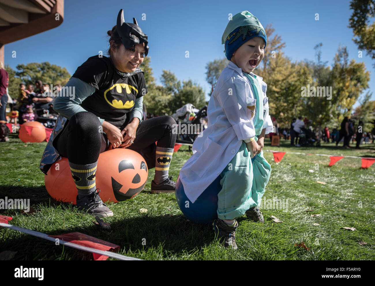 Albuquerque, Nouveau Mexique, USA. 31 octobre, 2015. L'Albuquerque Journal.BioPark a tenu son assemblée BooZoo événement où enfants et adultes sont venus vêtus de leurs costumes de Halloween. Sur la photo est la Rosa famille marche à travers les motifs dans leurs costumes. Sur la photo, Ricqual Plummer(CQ), gauche, habillé en Batman jouer autour de son enfant Nolen Hargrove(CQ), 2, qui s'habillait comme un médecin. Albuquerque, Nouveau Mexique © Roberto E. Rosales/Albuquerque Journal/ZUMA/Alamy Fil Live News Banque D'Images