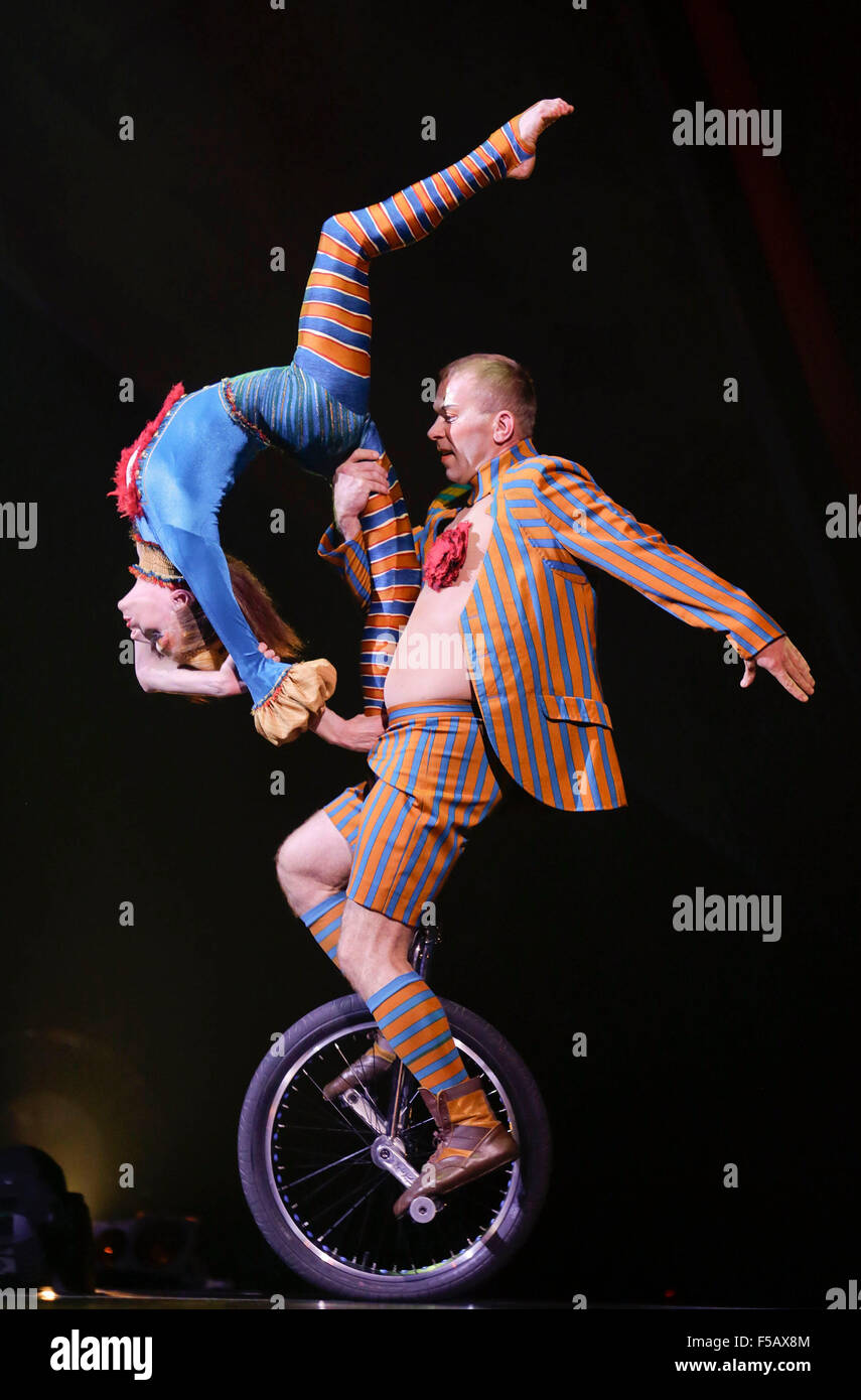 Beijing, le Canada. 28 Oct, 2015. Les artistes du Cirque du Soleil prendre part à une répétition générale à Vancouver, Canada, le 28 octobre 2015. Artistes et acrobates du Cirque du Soleil's show "Kooza" ont effectué leur dernier répétition générale avant leur tour de Vancouver qui commence jeudi. © Liang sen/Xinhua/Alamy Live News Banque D'Images