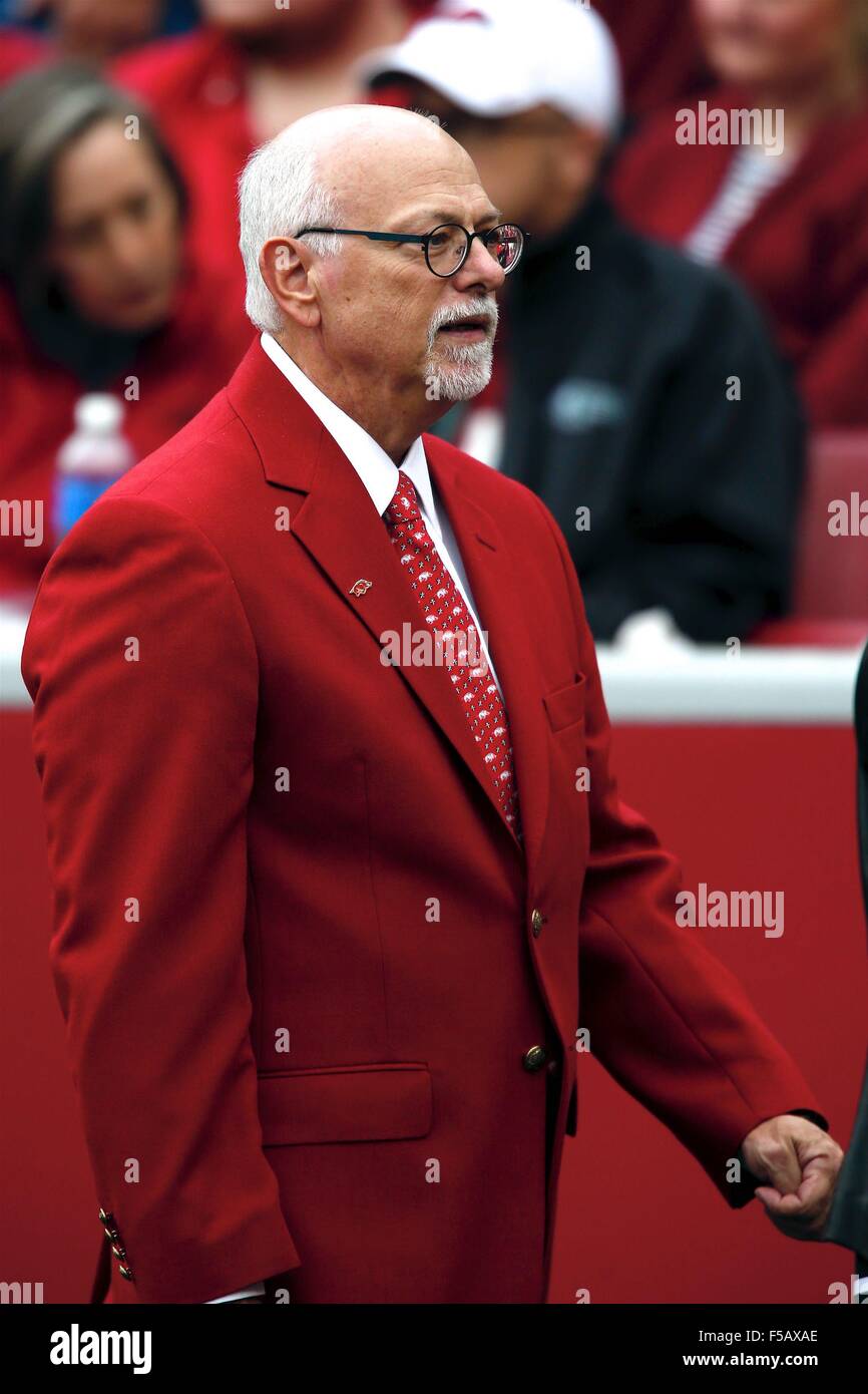 OCT 31, 2015 : Nouveau Chancelier de l'Université d'Arkansas Joseph Steinmetz fait son chemin à travers le champ après avoir été présenté à la foule. Craftsman aspirateur avale le défait Martin UT 63-28 Skyhawks à Donald W. Reynolds Stadium à Fayetteville, AR, Richey Miller/CSM Banque D'Images