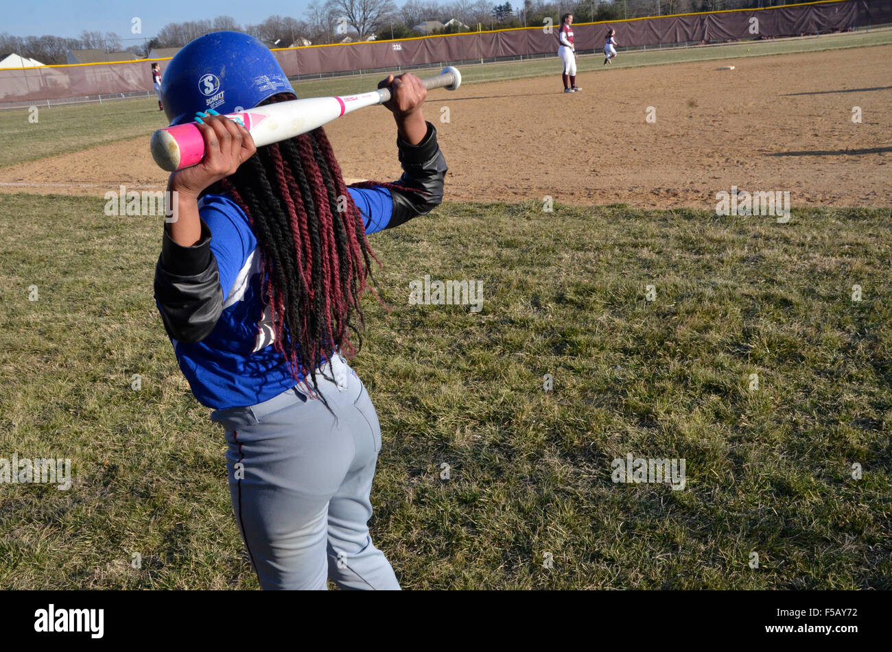 La pâte s'étire avant de batting dans une partie de balle molle Banque D'Images