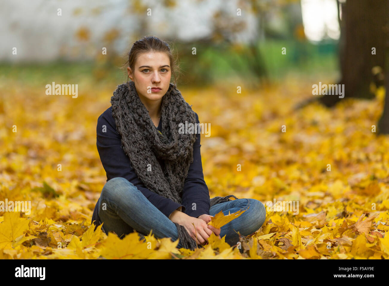 Jeune fille à l'automne Parc. Banque D'Images