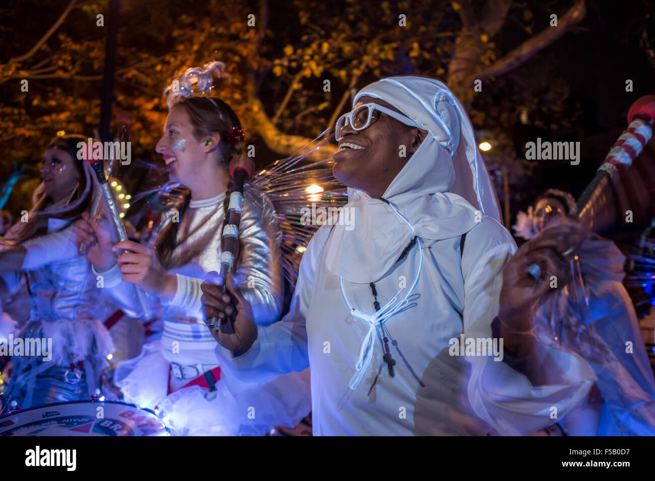 New York, NY - 31 octobre 2015. Batteurs dans les Batala Samba NYC Reggae Drum Band réchauffer dans SoHo Square avant le début de l'assemblée annuelle de Greenwich Village Halloween Parade. Le groupe afro-brésilien est composé entièrement de femmes. Banque D'Images