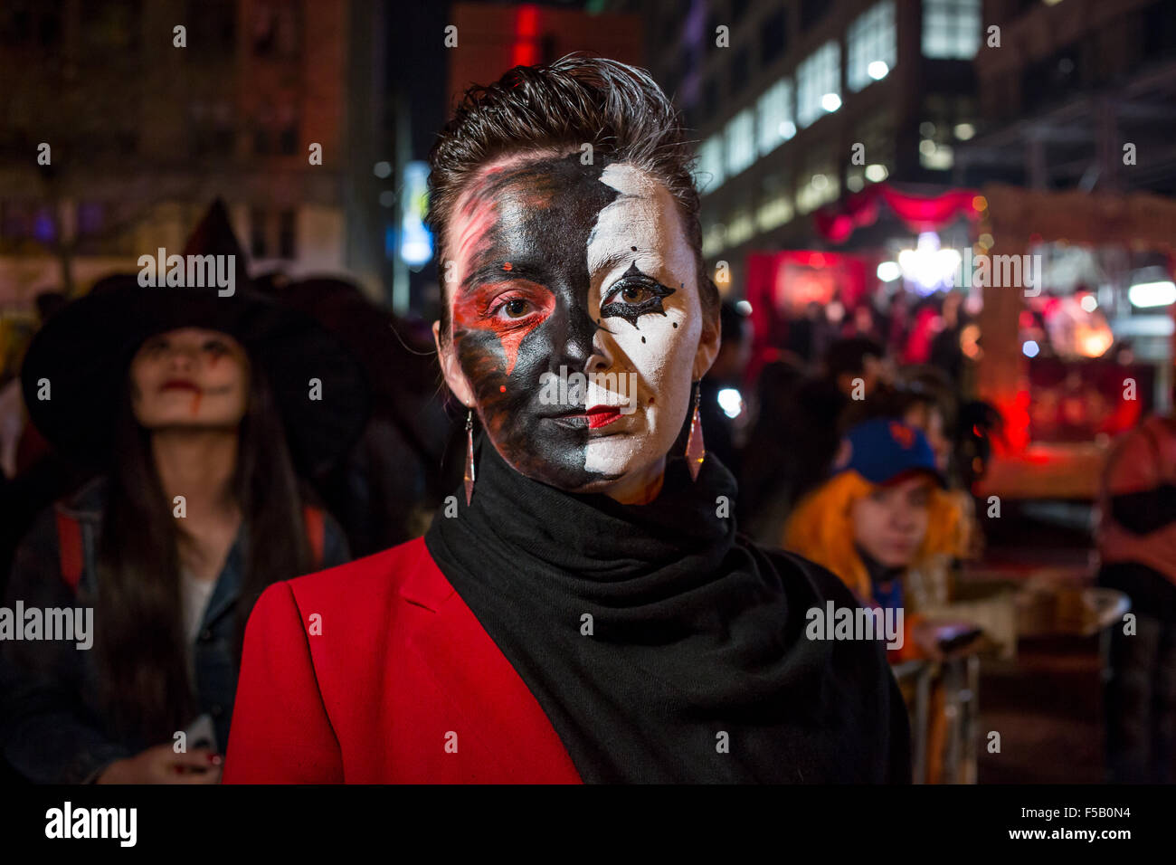 New York, NY - 31 octobre 2015. Une femme en noir et blanc lourd maquillage dans le rapport annuel d'arlequin Greenwich Village Halloween Parade. Banque D'Images