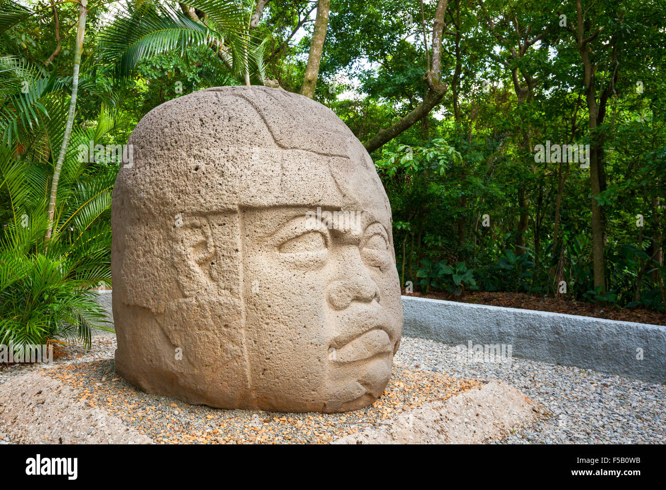Célèbre sculpture sur pierre Tête Colossale Olmèque de La Venta park, Villahermosa, Tabasco, Mexique. Banque D'Images