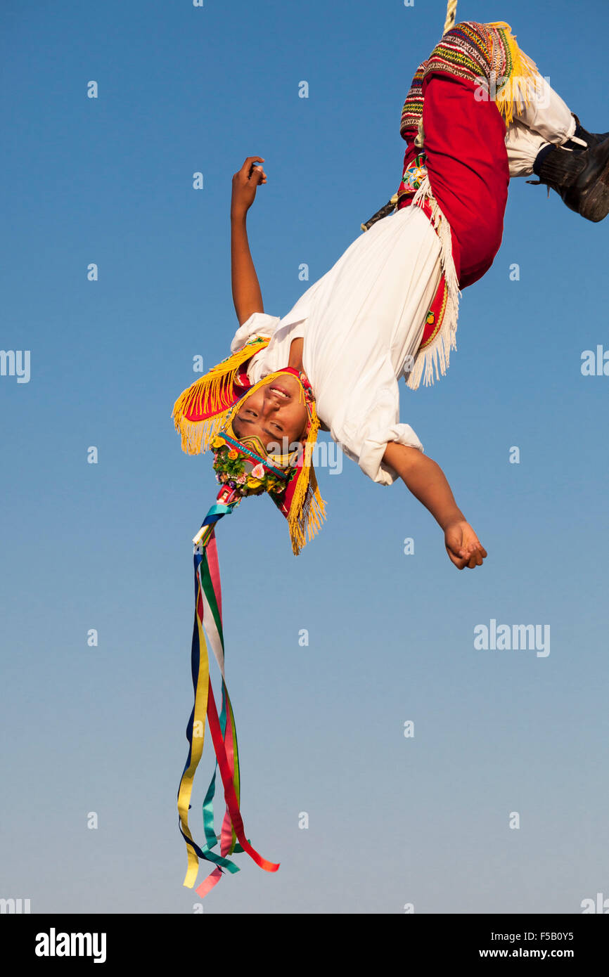 Une sereine volador ou flyer balançoires autour d'un poster lors d'un rituel totonaque dans Papantla, Veracruz, Mexique. Banque D'Images