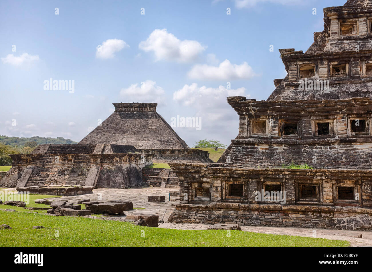 Le bâtiment 5 dans la distance et la pyramide des niches à l'Tajin, ruines de Veracruz au Mexique. Banque D'Images