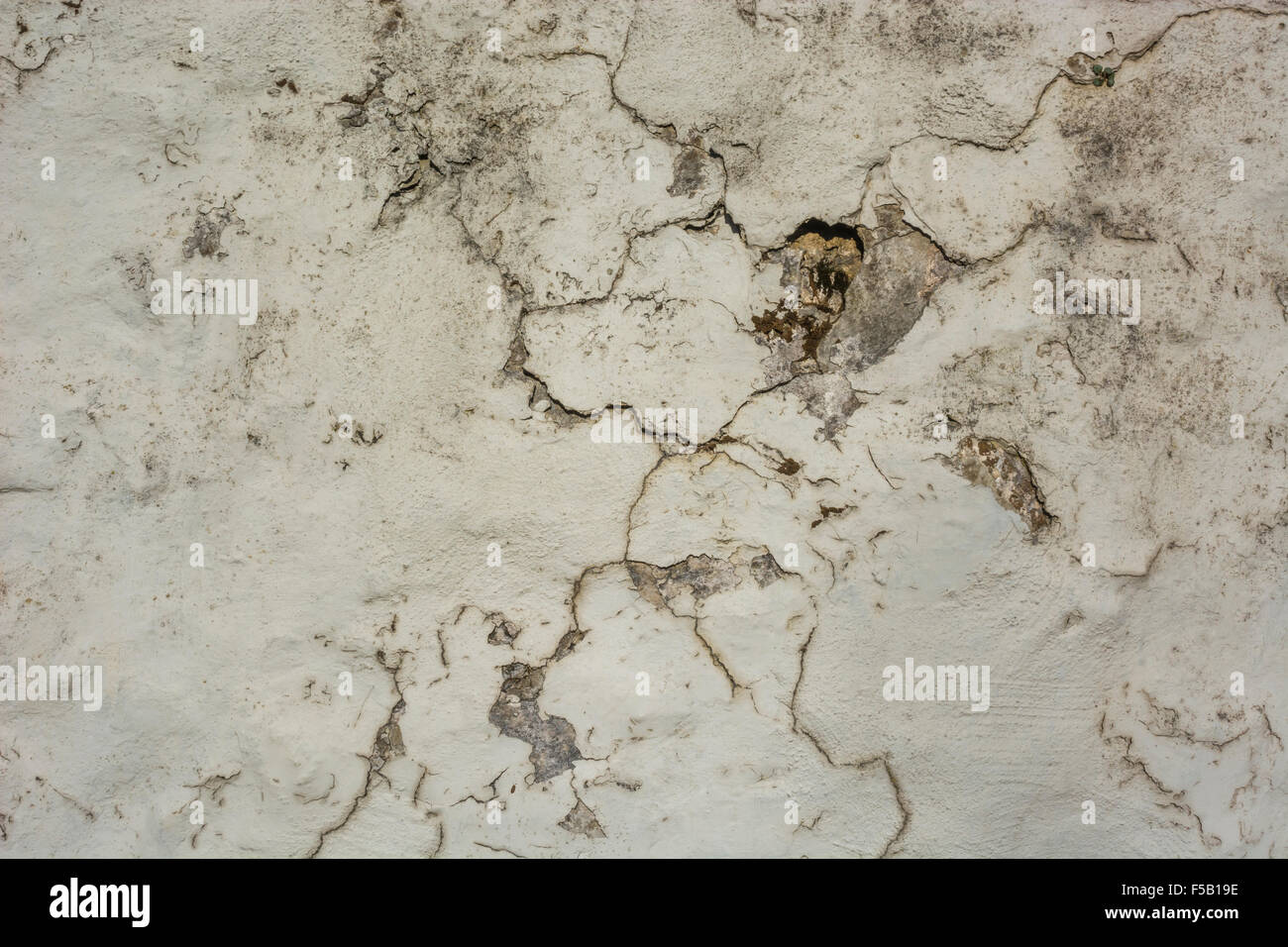 Rendre fou et peint fissuré sur un mur de pierre. Texture peinture altérés, ancienne peinture texture, texture rugueuse, la peinture de la fissuration. Banque D'Images