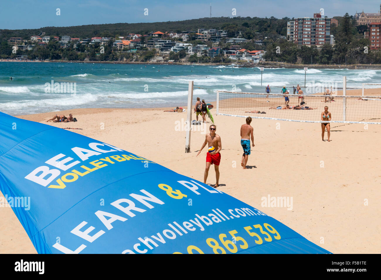 Leçons de beach-volley sur plage de Manly Sydney, Australie Banque D'Images