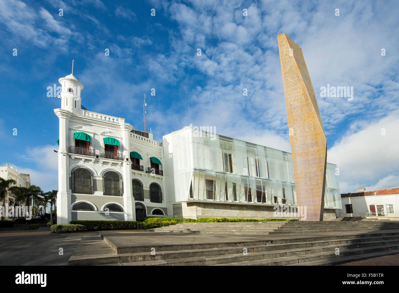Plaza Bicentenial et le Palacio de Gobierno coloniale dans le centre de Villahermosa, Tabasco, Mexique. Banque D'Images