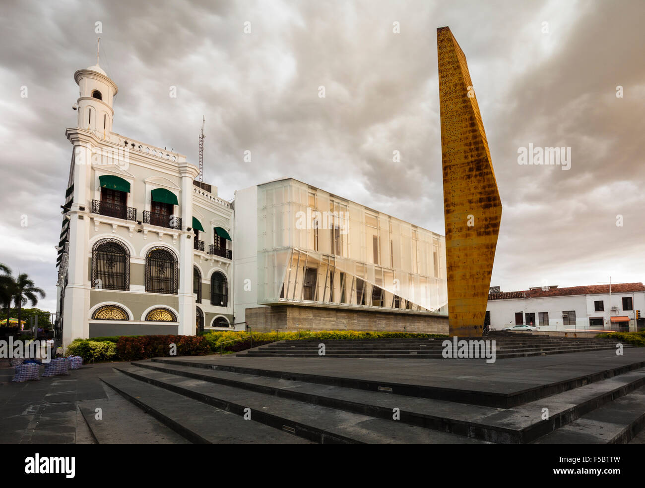 Plaza Bicentenial et le Palacio de Gobierno coloniale dans le centre de Villahermosa, Tabasco, Mexique. Banque D'Images