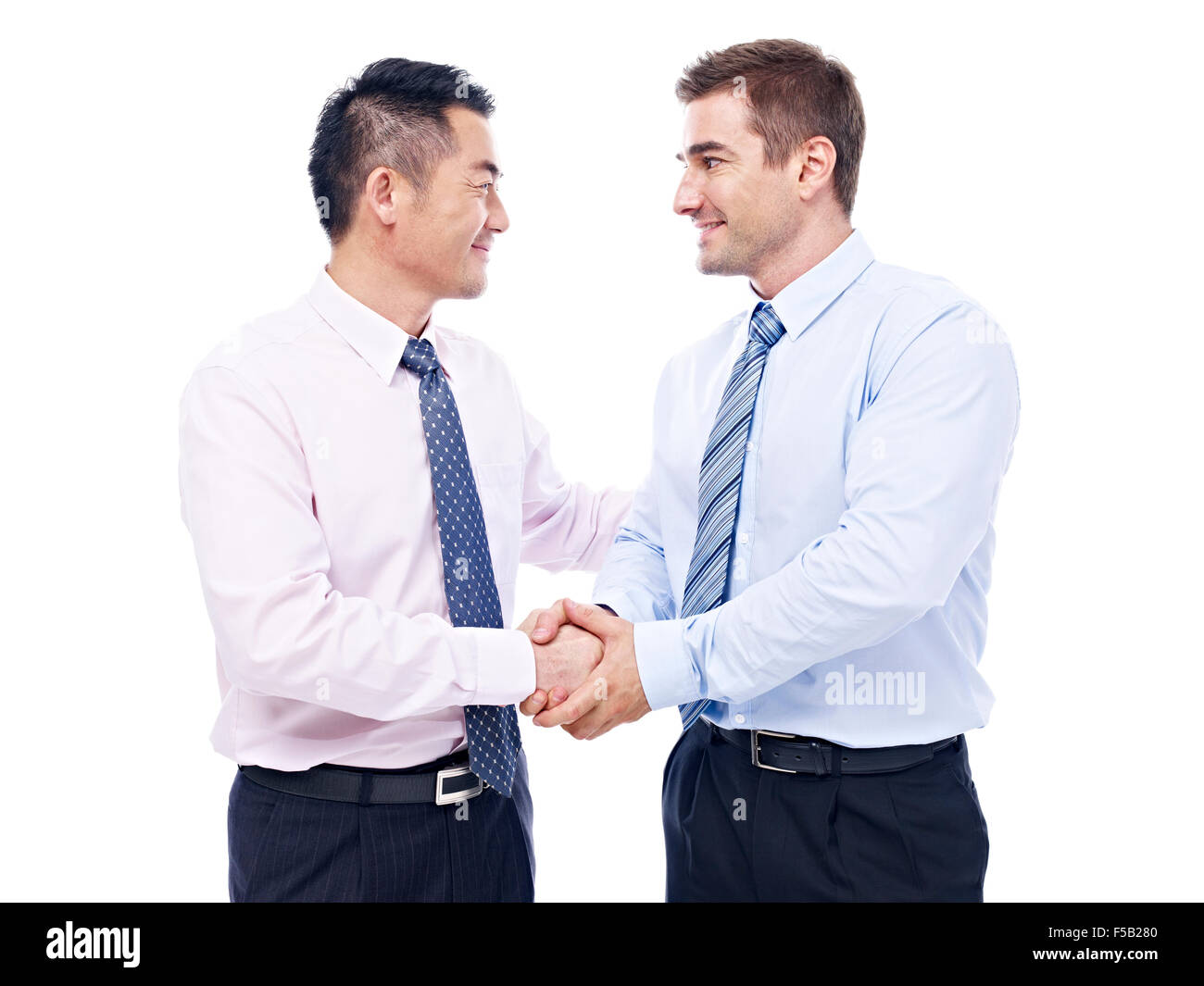 Asian and Caucasian businessmen shaking hands Banque D'Images
