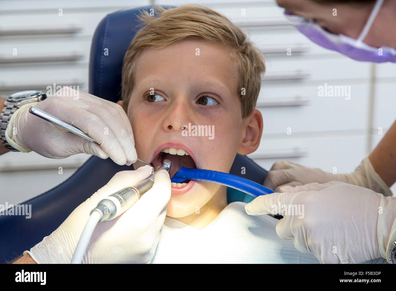 Bureau de dentiste, dentiste, assistant et jeune patient, les traitements dentaires, la prévention, l'examen, check up, Banque D'Images