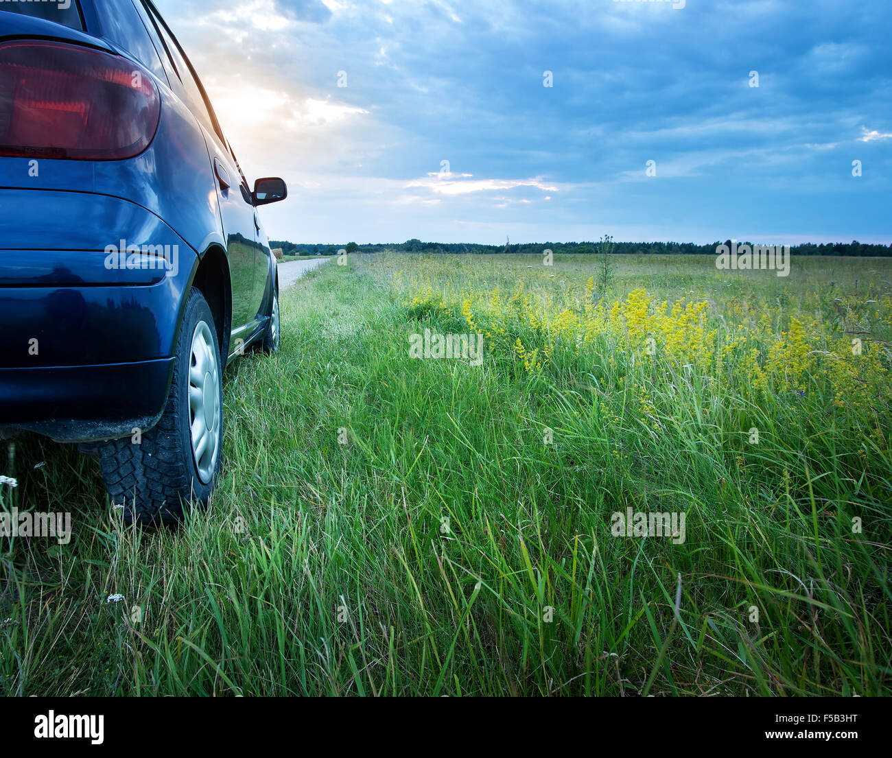 Car on country road Banque D'Images