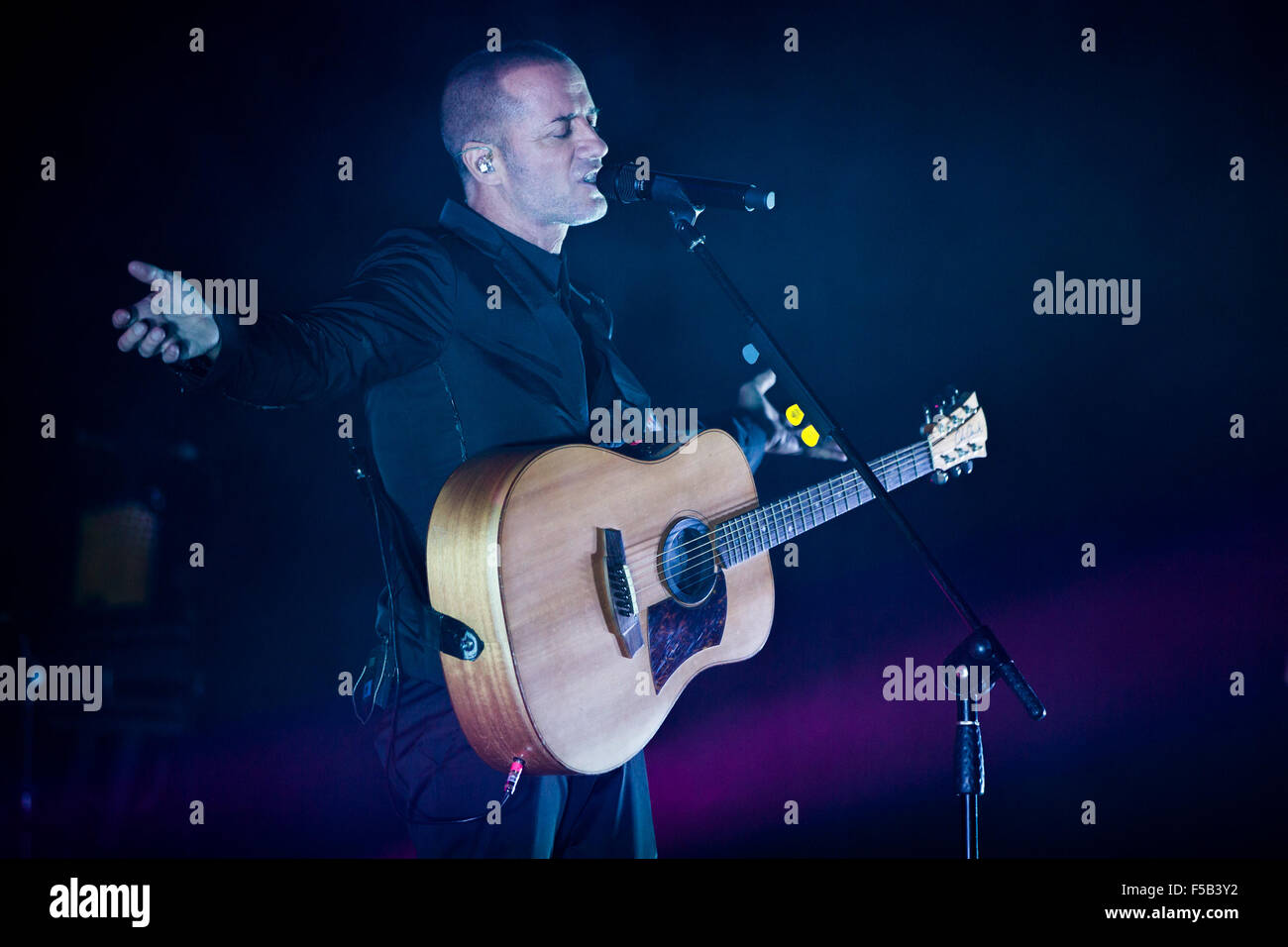 Turin, Italie. 31 octobre, 2015. Chanteur auteur-compositeur italien Raffaele Riefoli, alias Raf, interprété avec sa 'Sono io tour' à la Coliseum Theatre. © Elena Aquila/Pacific Press/Alamy Live News Banque D'Images