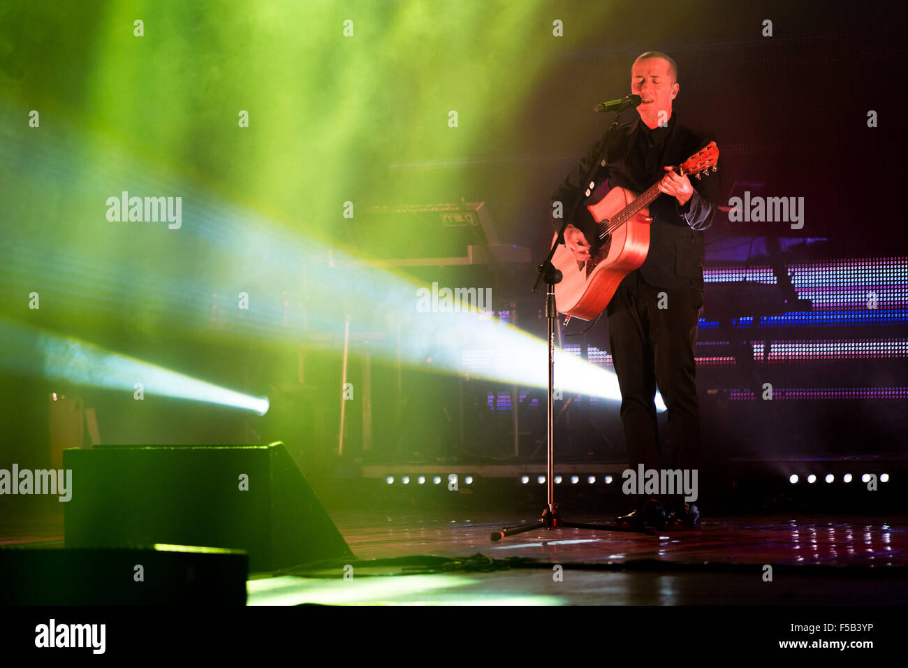 Turin, Italie. 31 octobre, 2015. Chanteur auteur-compositeur italien Raffaele Riefoli, alias Raf, interprété avec sa 'Sono io tour' à la Coliseum Theatre. © Elena Aquila/Pacific Press/Alamy Live News Banque D'Images