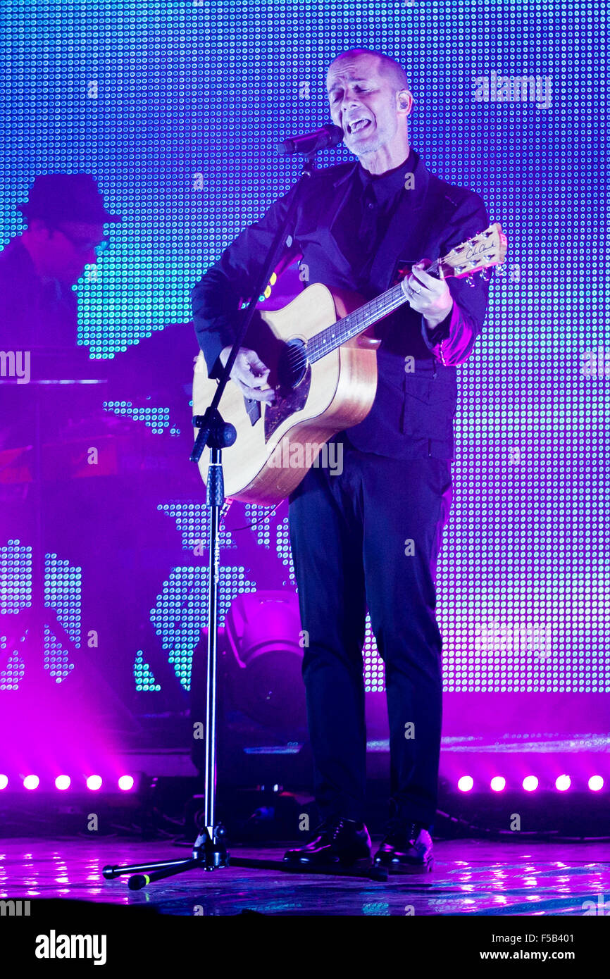 Turin, Italie. 31 octobre, 2015. Chanteur auteur-compositeur italien Raffaele Riefoli, alias Raf, interprété avec sa 'Sono io tour' à la Coliseum Theatre. © Elena Aquila/Pacific Press/Alamy Live News Banque D'Images